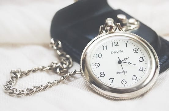 Classic Pocket Watch With Metal Chain - Image 3